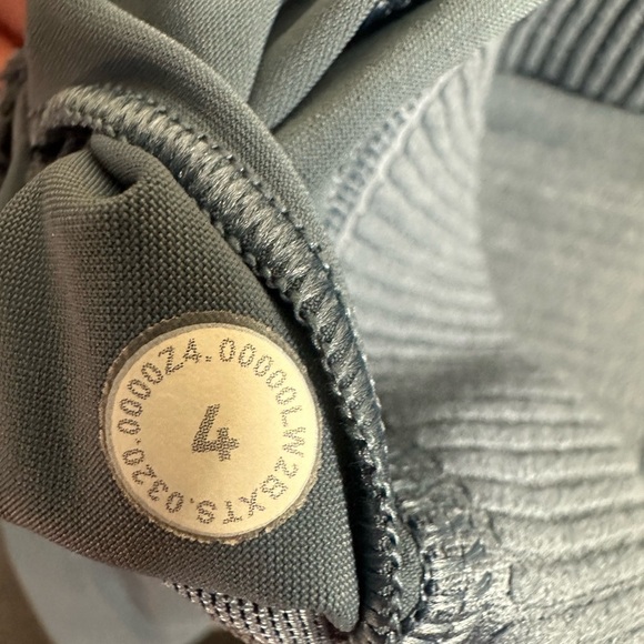 Lululemon Unleash Strength Bra Medium Support, B/C Cup
Iron Blue size 4 - Picture 7 of 7